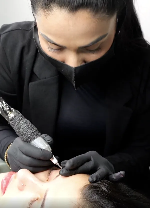 Uzma utfører en behandling hos The Lash Studio i Oslo